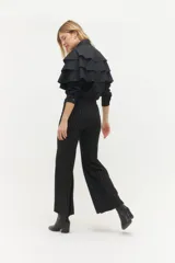 Pantalón de vestir blanco con finas rayas verticales negras, de corte palazzo y cintura alta.