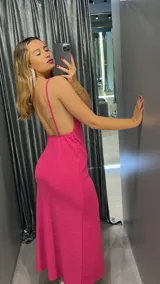 Vestido largo fucsia con escote drapeado, breteles finos y tajo lateral.