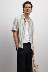 Camisa de manga corta con cuello resort, a rayas verticales color celeste y beige.