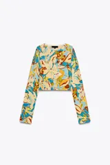 Top corto de punto con estampado floral, cuello redondo, manga larga y cierre frontal con botones.