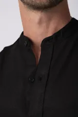 Camisa de lino negra con cuello mao y mangas largas.