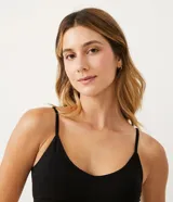 Soutien negro sin costuras, con relleno removible y tirantes finos.