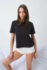 Remera negra de algodón, corte clásico y mangas cortas.