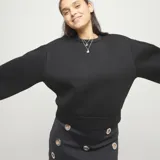 Collar de dos cadenas de aleación de metales bañadas en plata de ley, con dos dijes de corazón colgantes de diferente tamaño.