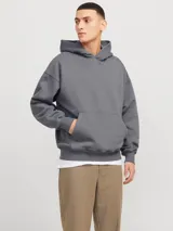 Hoodie gris oscuro de manga larga con capucha, corte holgado y bolsillo canguro.