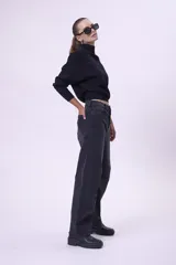 Pantalón de jean negro de corte ancho, con cintura alta y bolsillos laterales.