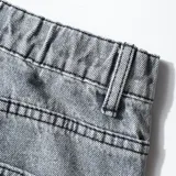 Jean de mezclilla celeste con apliques de estrellas bordadas en los laterales de las piernas. El corte es ancho y holgado, con elástico en la parte trasera de la cintura.