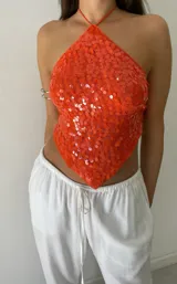 Top halter naranja con lentejuelas.
