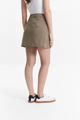 Minifalda color caqui de algodón, con bolsillos delanteros tipo parche.