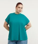 Blusa tipo muscle tee color turquesa, hecha en ribana de viscosa y poliéster, con escote redondo y sin sisas.