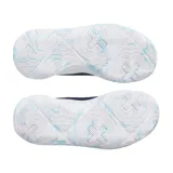 Championes de básquet Under Armour UA GS Jet 23, con capellada de mesh celeste y detalles en azul marino. Entresuela Micro G blanca con diseño de ondas en relieve.