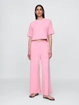 Pantalón deportivo ancho de color rosa, con cintura elástica.