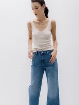 Top de punto color crema, con breteles anchos y escote en V.