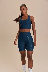 Calza corta de lycra azul con estampado de letras.