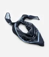 Pañuelo rectangular de satén con estampado paisley.
