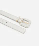 Set de dos cinturones finos, uno color marrón y otro blanco, con hebilla cuadrada forrada y detalles metálicos dorados.