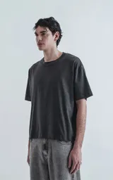 Remera manga corta gris oscuro, cuello redondo, de calce boxy fit, confeccionada en textil 100% algodón.