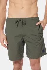 Bermuda de baño verde militar lisa, con cintura elástica y cordón ajustable.