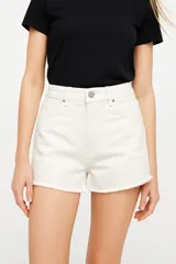Short blanco de jean de tiro alto con ruedo desflecado.