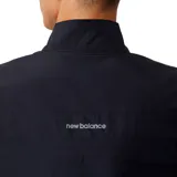 Campera negra de hombre New Balance Accelerate, con cierre frontal, cuello alto y logo reflectivo en el pecho.