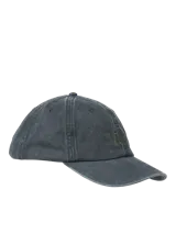 Gorro de sarga color gris oscuro con visera curva y bordado frontal con el texto 'utility studios' en verde oliva.