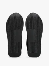 Zapatillas Tommy Hilfiger negras con detalles en blanco y dorado. Confeccionadas en poliéster con interior de poliéster, plantilla extraíble de goma termoplástica reciclada y suela de EVA. Presentan paneles con mezcla de texturas, panel metalizado en el talón y logo de Tommy Hilfiger bordado en la lengüeta y el talón.