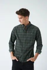 Camisa de pana a cuadros azul marino y rojo, de manga larga, con fit regular, cartera con botones y bolsillos con botones.