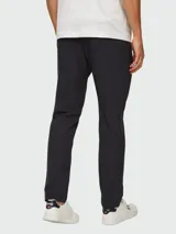 Pantalón de vestir negro de corte slim fit.