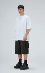 Remera blanca de corte holgado y mangas cortas.