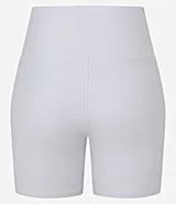 Bermuda deportiva blanca de microfibra texturizada, con forro, tiro medio y bolsillo en la cintura.