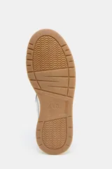 Zapatillas deportivas de denim azul con detalles en blanco, cordones blancos y suela de goma color caramelo.