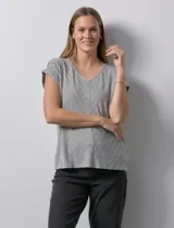 Remera de mangas cortas con cuello en V y estampado a rayas horizontales blancas y negras.