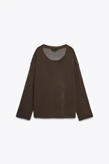 Jersey verde de punto rústico, con escote redondo y manga larga.