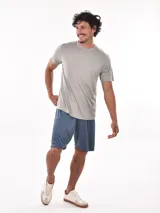 Remera gris de poliéster con cuello redondo y mangas cortas.