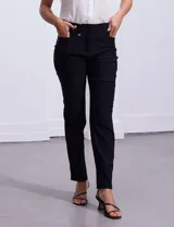 Pantalón de gabardina elastizada color coral, marca Tahari. Corte slim, pretina con pasadores, cierre y broche interno. Delantera y trasera con bolsillos.