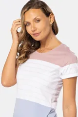 Remera de cuello redondo y manga corta con diseño a rayas horizontales en color blanco, beige y celeste.
