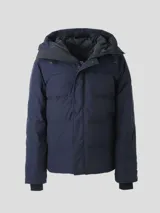 Campera puffer azul marino con capucha, cierre frontal con cremallera y broches, bolsillos laterales con solapa y logo de la marca en el brazo izquierdo.