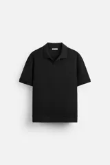 Polo negro de punto acanalado vertical, corte regular fit, cuello solapa con abertura frontal y mangas cortas.