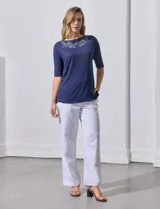 Remera azul con mangas 3/4 y detalle bordado en el escote.