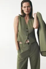 Chaleco verde oliva de Zara Woman Collection, con escote en pico, sin mangas y cierre frontal con botones negros.