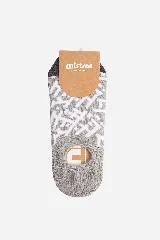 Medias invisibles grises con estampado de logos blancos.