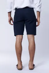 Bermuda casual azul marino confeccionada en lino.