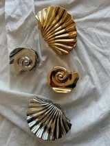 Pinza para el pelo plateada con forma de concha de mar, realizada en aleación.