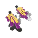Aros color violeta y amarillo, con acabado en plata espejada, inspirados en las obras de Henri Matisse.