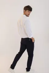 Pantalón de vestir azul marino, de corte slim fit, con bolsillos laterales y traseros.