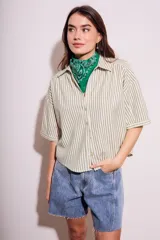 Camisa oversize a rayas verticales color verde y blanco, con mangas cortas y botones nacarados.