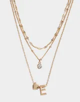 Collar corto dorado multicadena con dije de corazón y letra R.