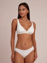 Conjunto de ropa interior de algodón con estampado de cebra en tonos rosa pálido, compuesto por un corpiño con aro y una bombacha clásica con detalle de puntilla. Incluye un lazo decorativo en el centro del corpiño y de la bombacha.
