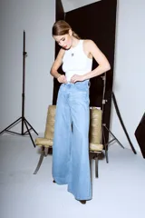 Pantalón jean celeste de tiro alto, corte wide leg y confeccionado en denim.