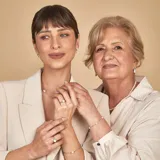 Anillo de plata 925 con perla de río central y circonias engarzadas en la alianza.